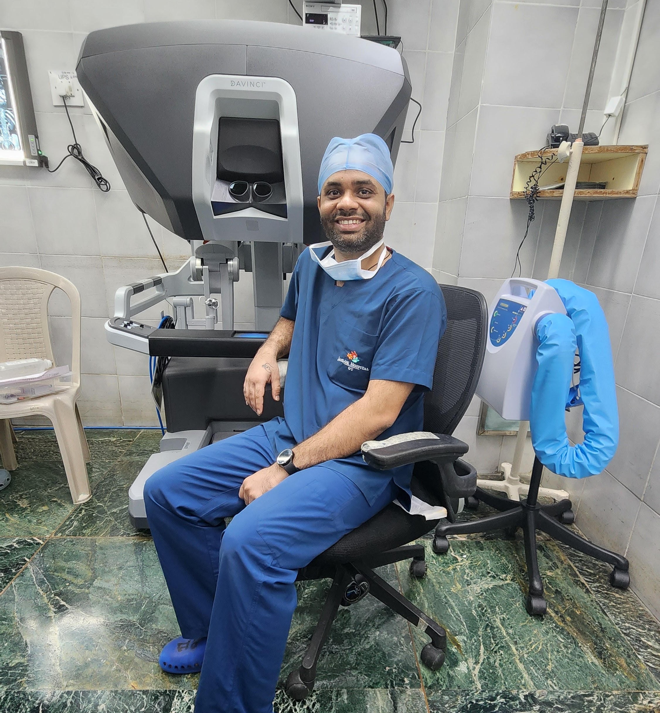 Dr. Kush Nandwana at the Da Vinci robotic surgery console, Jaslok Hospital